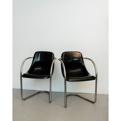 Paire de chaises coque en métal Alma N°1297 - Bon état DEBONGOUT