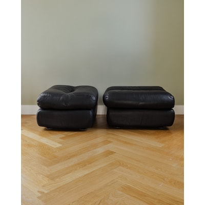 Paire de poufs en cuir noir Jean-Philippe N°79 - Bon état DEBONGOUT