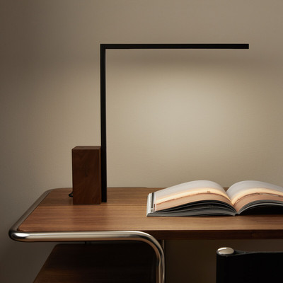 Schreibtischlampe Ikori, Eisen und Nussbaum AM.PM