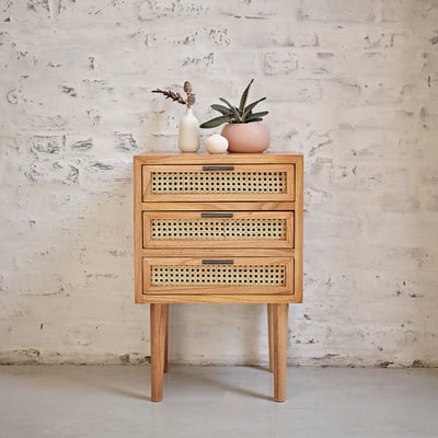 Table de chevet en bois massif et cannage 3 tiroirs  ALBA BERAH GETAH