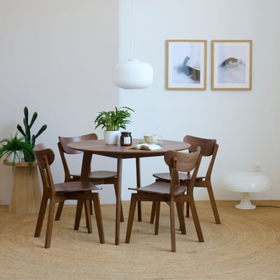 Table ronde en bois noyer D105 + 4 chaises noyer - LETA HELLIN, DEPUIS 1862