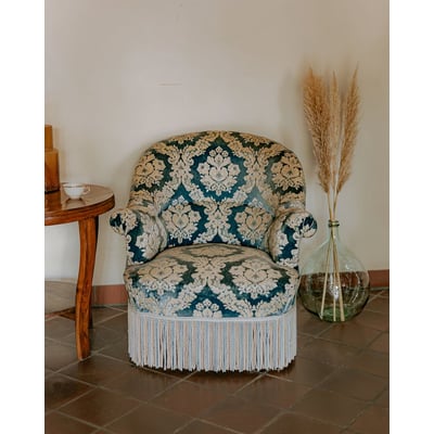 Fauteuil crapaud tapissé bleu à motifs et franges Ernest N°1095 - Bon état DEBONGOUT