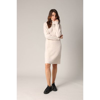 Robe pull col montant en maille douce
 CLOELIE DEELUXE