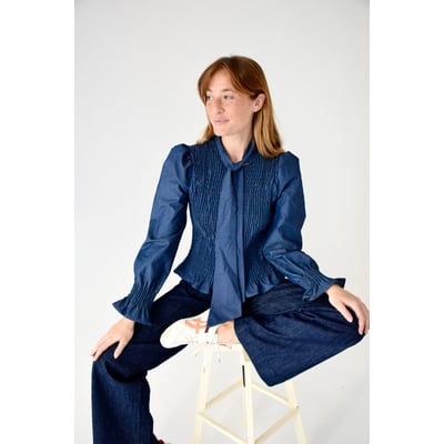 Blouse en jean smockée col lavallière CHÍA MINDTRAVELER