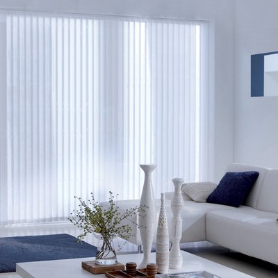 Lot de 5 lamelles verticales 89mm motif fil blanc pour store californien MADECOSTORE