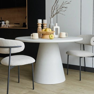 Обеденный стол с конусным основанием из микроцемента SO'HOME