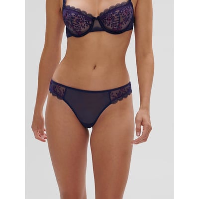 Tanga, SINGULIÈRE SIMONE PERELE