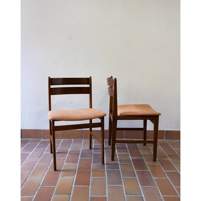 Paire de chaises au tissu corail Alma N°1794 - Bon état DEBONGOUT