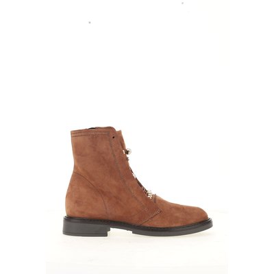 Bottines en cuir suède, bijoux fantaisie devant MJUS