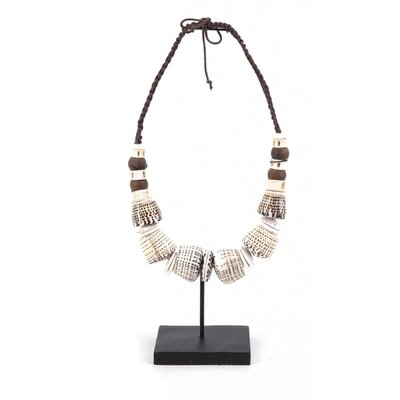 Sculpture collier coquilles corde naturel DECORATION D’AUTREFOIS
