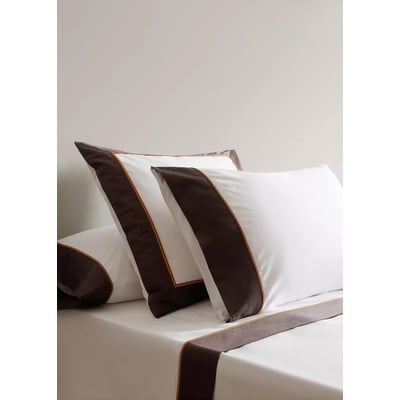 Deux taies d'oreiller en coton avec bordure en satin et passepoil contrasté, 60 x 60 cm MANGO HOME