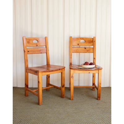 Paire de chaises en pin massif patiné Claude N°1460 - Bon état DEBONGOUT