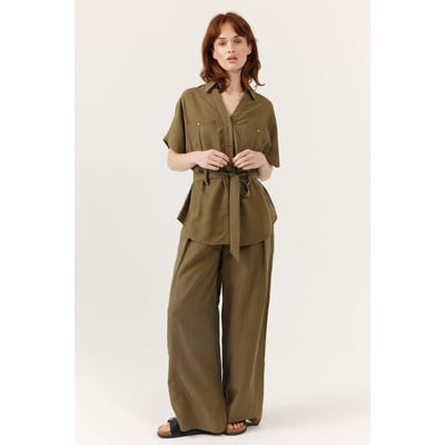 Chemise Meolya à manches courtes, décolleté en V, poches plaquées poitrine et ceinture amovible à nouer . ARTLOVE