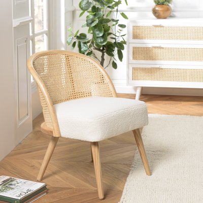 Chaise basse bois clair tissu blanc bouclé et rotin TIM PIER IMPORT