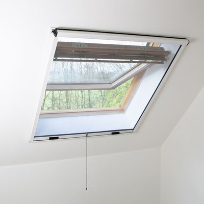 Moustiquaire enroulable en alu pour fenêtre de toit MADECOSTORE