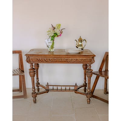 Table d'appoint en bois sculpté de style Moyen-Âge Francine N°1113 - Bon état DEBONGOUT