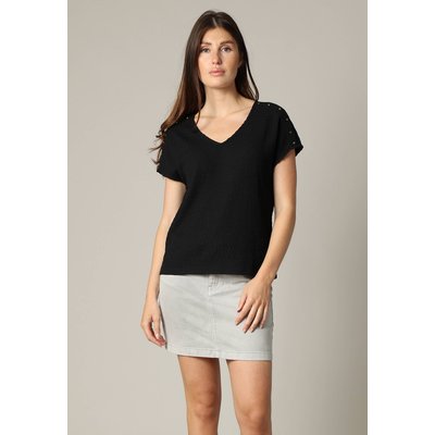 T-shirt texturé à col V avec manches ornées de boutons KAMILI DEELUXE