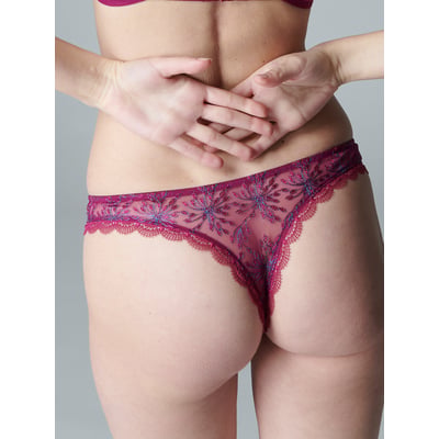 Tanga, SINGULIÈRE SIMONE PERELE