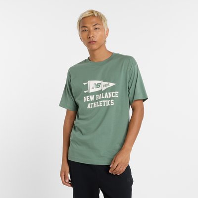 Varsity Pennant T-Shirt T-shirt col rond manches courtes. NEW BALANCE