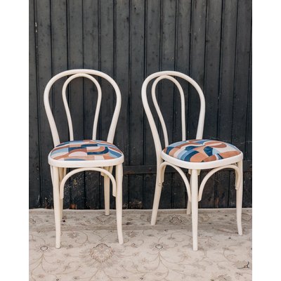 Paire de 2 chaises retapisées au tissu géométrique Alma N°1620 - Bon état DEBONGOUT