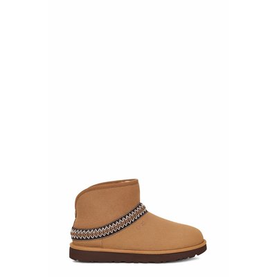 Boots Classic Mini Crescent UGG