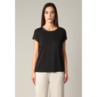 T-shirt à col rond légèrement dégagé avec détails délicats à l'encolure et sur les manches VIENNA DEELUXE