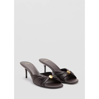 Sandale à talon effet froissé avec ornement de perles MANGO