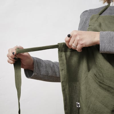 Tablier ajustable en lin lavé SOLINE  Élégance et praticité en cuisine EDEN