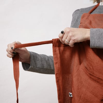 Tablier ajustable en lin lavé SOLINE  Élégance et praticité en cuisine EDEN