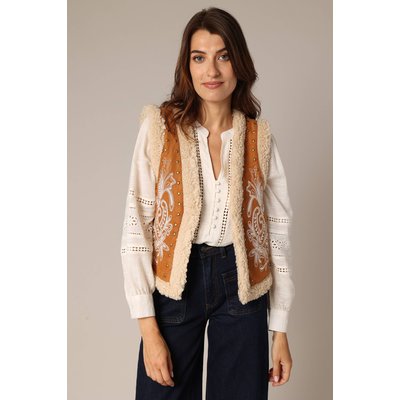 Gilet sans manches façon peau retournée, détails cloutés et broderie discrète.
 LARINA DEELUXE