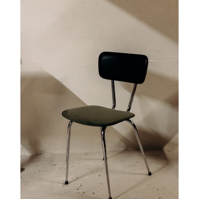 Chaise aux lignes épurées Alma N°1966 - Bon état DEBONGOUT