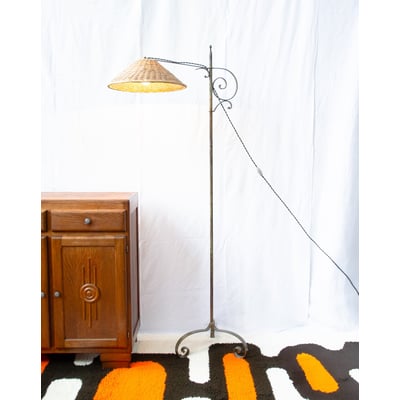 Lampadaire en fer forgé et rotin Julien N°429 - Bon état DEBONGOUT