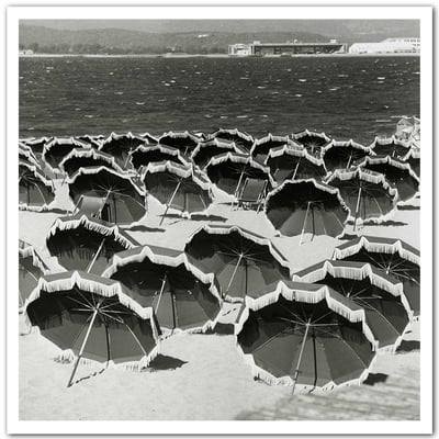 Affiche Photo d'Art - sun Umbrellas on a Beach, 1960 HEXOA