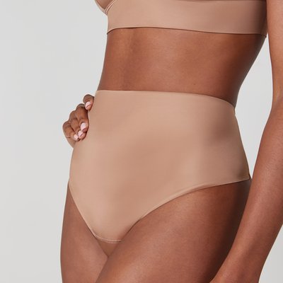 String modelant en satin SPANX