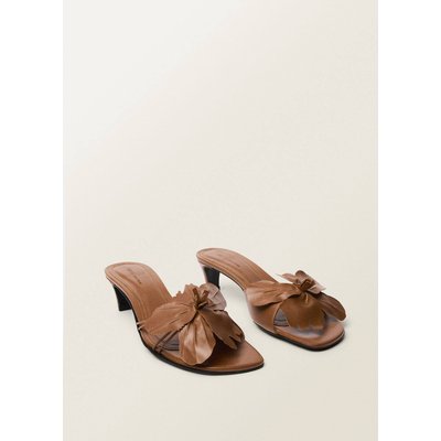 Sandale à talon en cuir détail de fleur MANGO