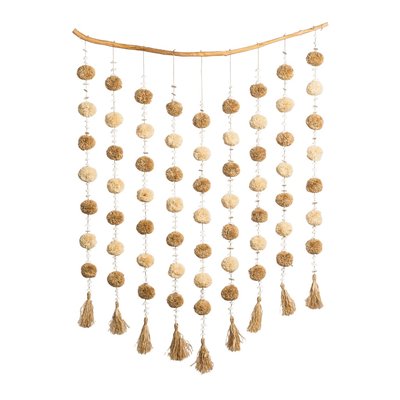 Décoration murale avec pompons et coquillages POM HYDILE