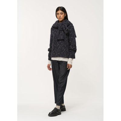 Pull bleu marine col montant et encolure V milieu de dos HUMILITY