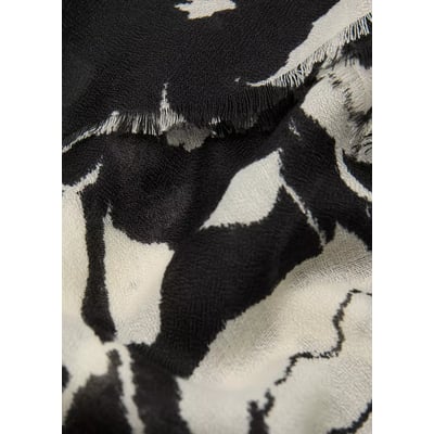 Foulard imprimé à finitions effilochées MANGO