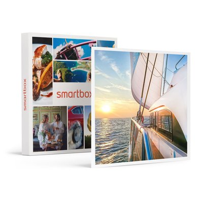 Balade en catamaran pour 2 adultes et 1 enfant depuis La Rochelle au coucher du soleil - SMARTBOX - Coffret Cadeau Sport et Aventure SMARTBOX