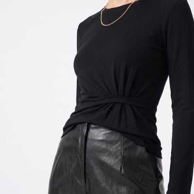 T-shirt froncé sur le côté, coupe ajustée, col rond et manches longues MIRAURA ARTLOVE