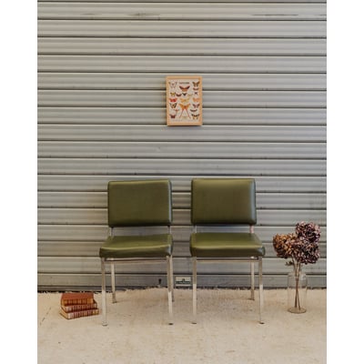 Paire de chaises en cuir vert et chromées Alma N°2016 - Bon état DEBONGOUT