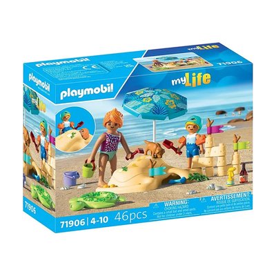 Famille jouant dans le sable à la plage PLAYMOBIL