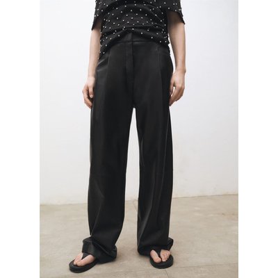 Pantalon droit en cuir à pinces MANGO