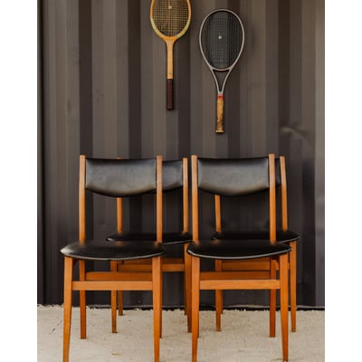 Lot de 4 chaises en cuir noir et bois Alma N°1874 - Bon état DEBONGOUT