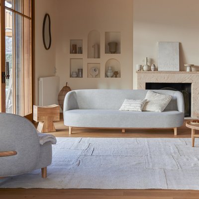 Canapé en chêne massif et tissu gris, 3 places HOYA TIKAMOON