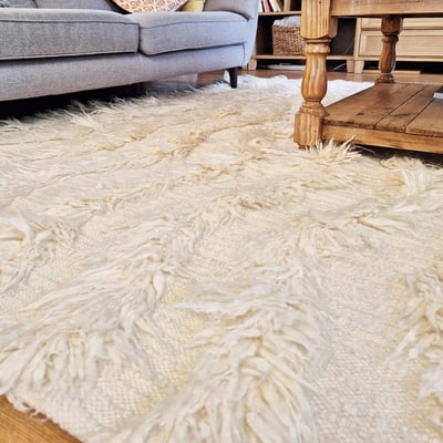 Tapis shaggy fait main en laine motif uni FLOKATA UN AMOUR DE TAPIS