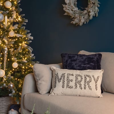Woodland Embroidered Merry Cushion ÉDITÉ
