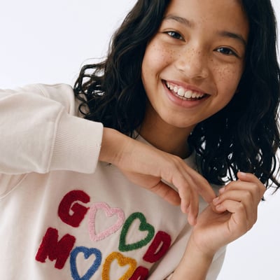 Sweat brodé contenant du coton BIO GOTS MONOPRIX