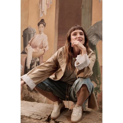 Trench-coat court MOLLY BRACKEN