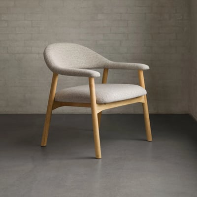 Fauteuil avec accoudoirs en chêne et tissu bouclette beige - ELYA HELLIN, DEPUIS 1862